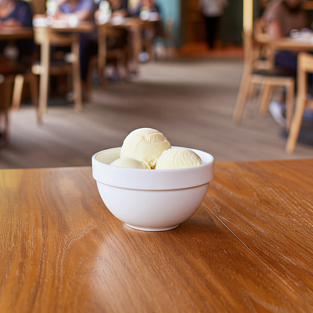 Tigela Liffe Branca 42 cl com gelado em um restaurante
