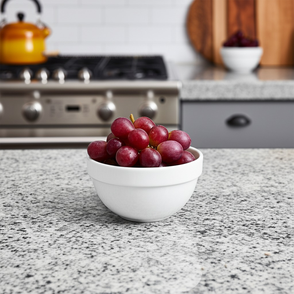 Uma taça branca Liffe com uvas vermelhas em uma cozinha moderna
