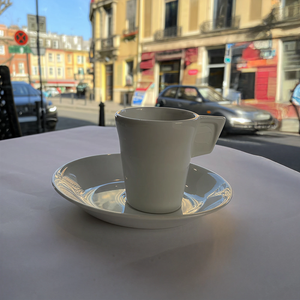 Chávena de café Liffe Branco com pires em uma mesa ao ar livre