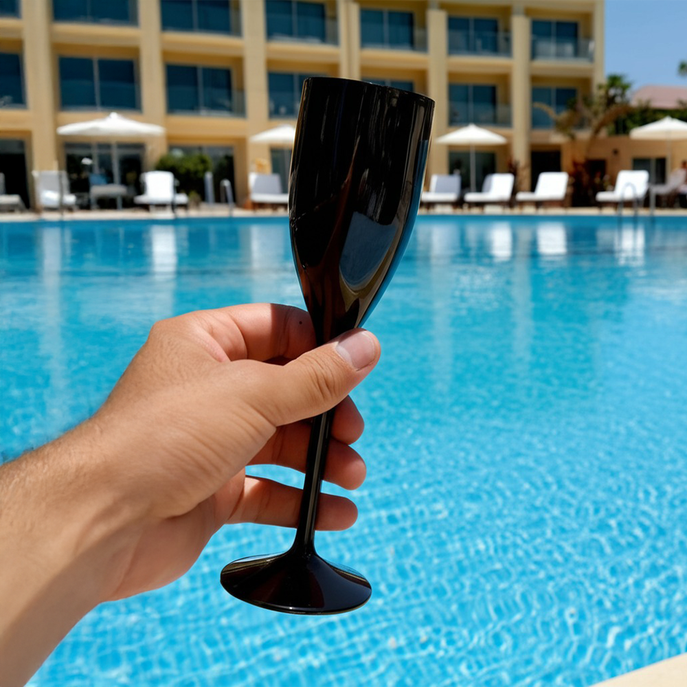 Copo de champanhe Liffe preto de 15 cl em um ambiente de piscina