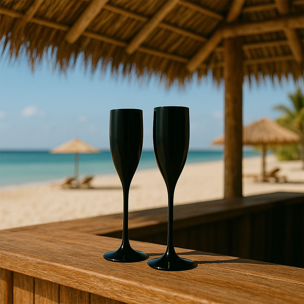 Dois copos de champanhe Liffe pretos em um bar de praia
