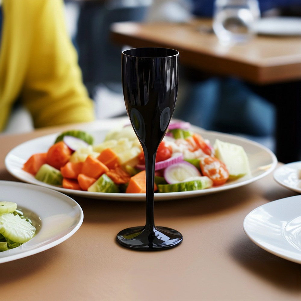 Copo Champanhe Liffe Preto 12 cl em um jantar elegante com salada